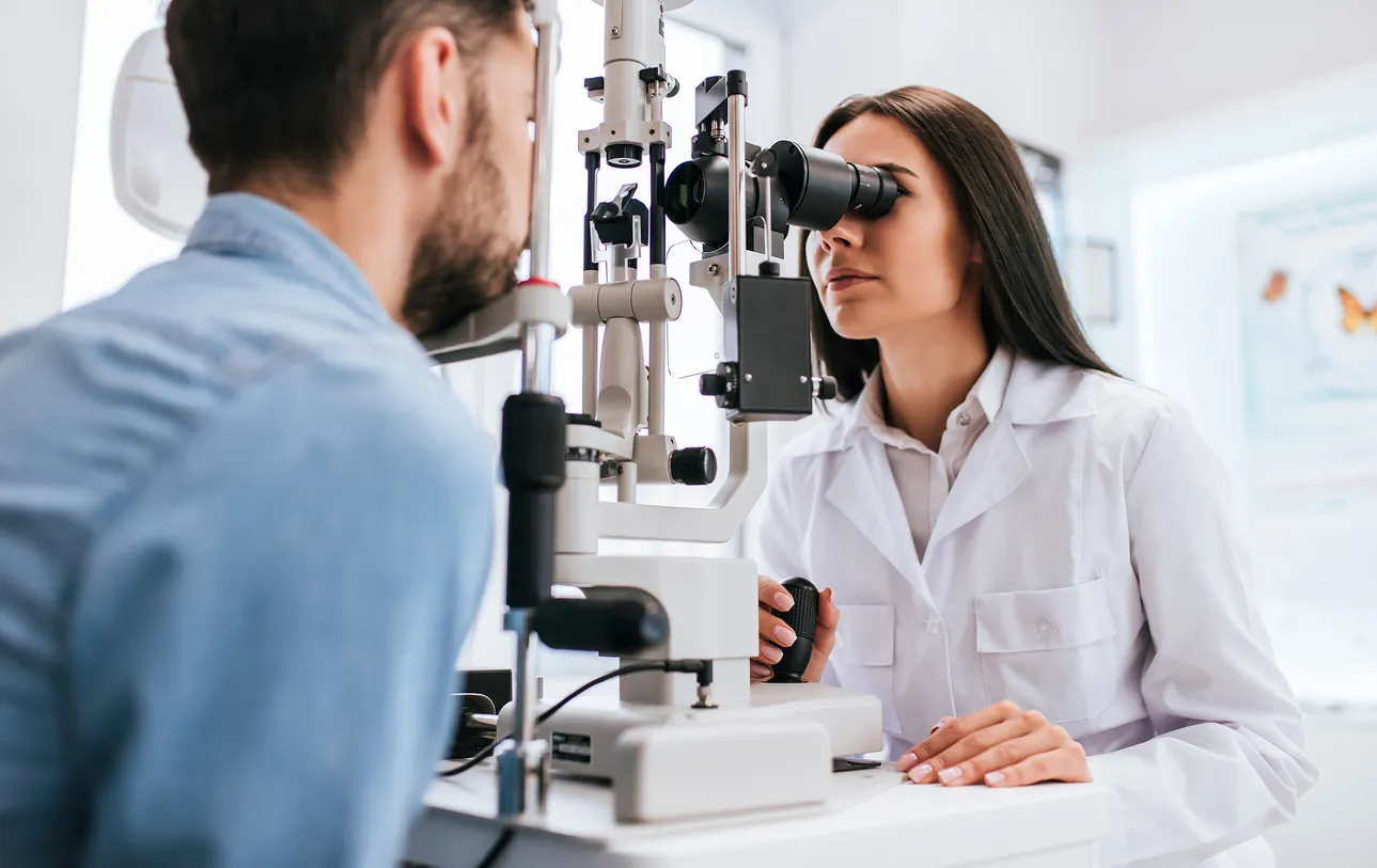 Médico y paciente en la clínica de Oftalmología