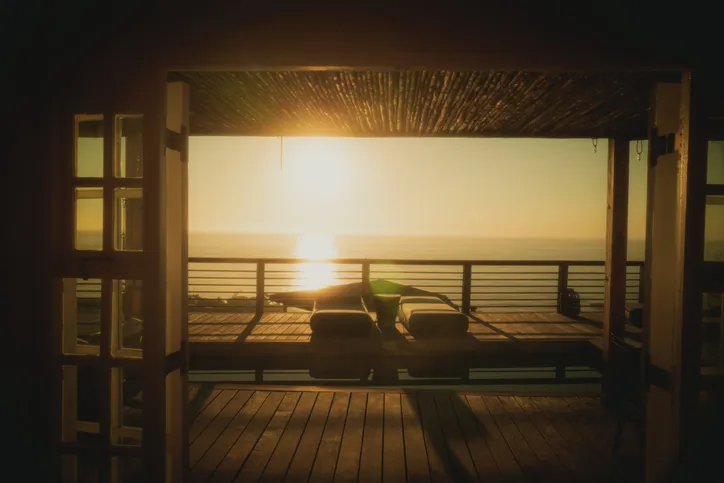 Hermosa toma de un balcón con vistas al mar durante la puesta de sol 