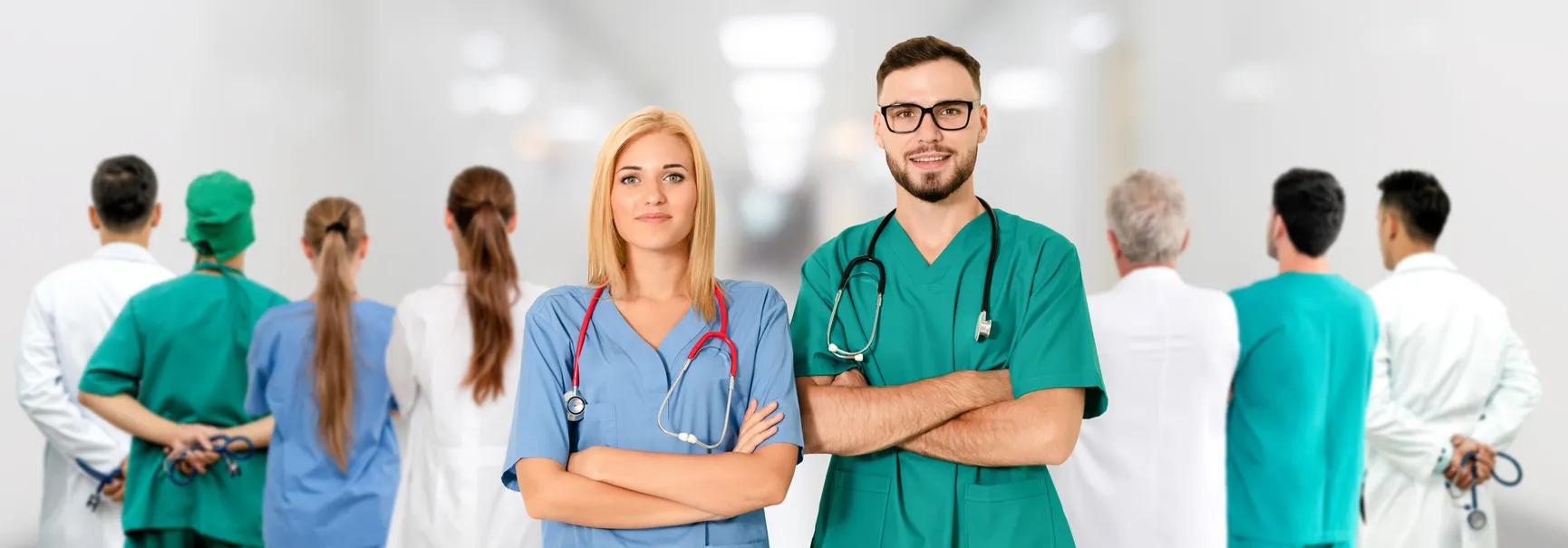 Médicos y enfermeras que trabajan en un hospital con otros médicos.