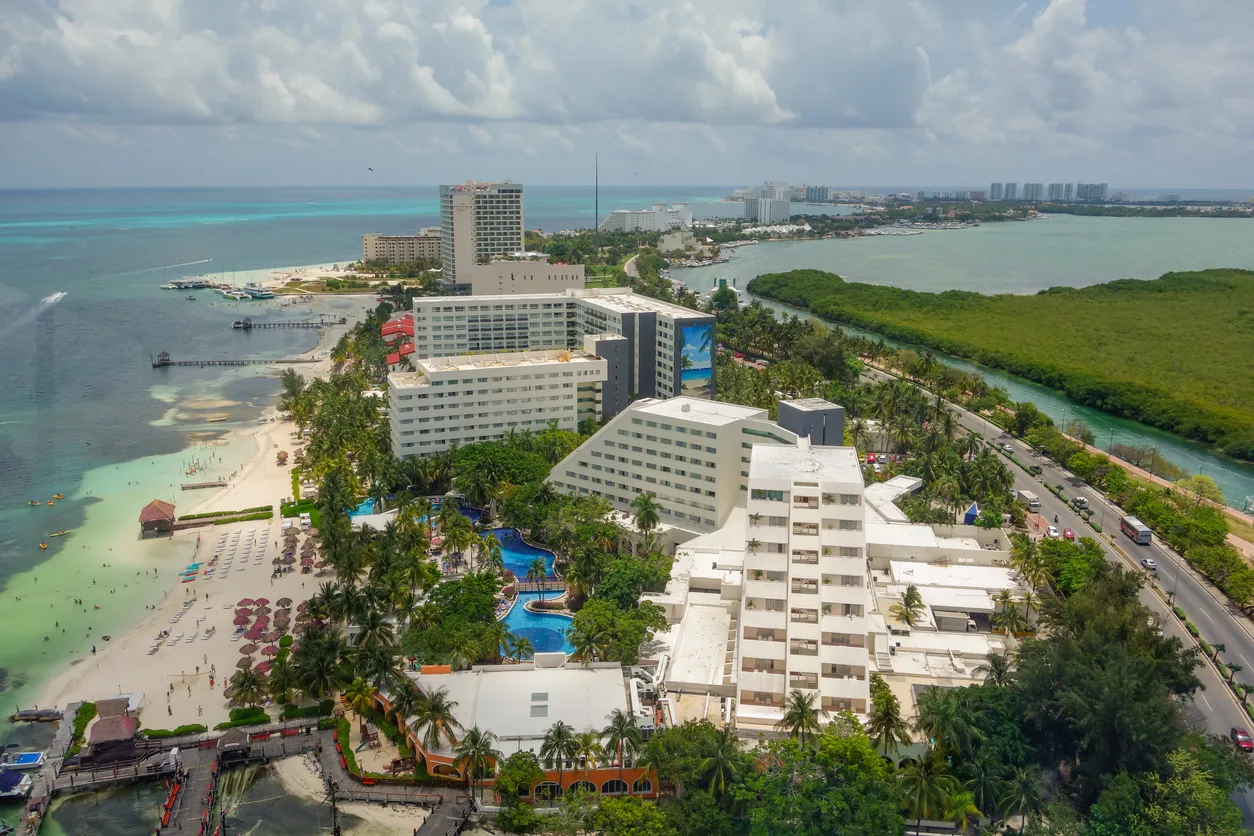 Panorámica aérea de la zona hotelera de Cancún, México