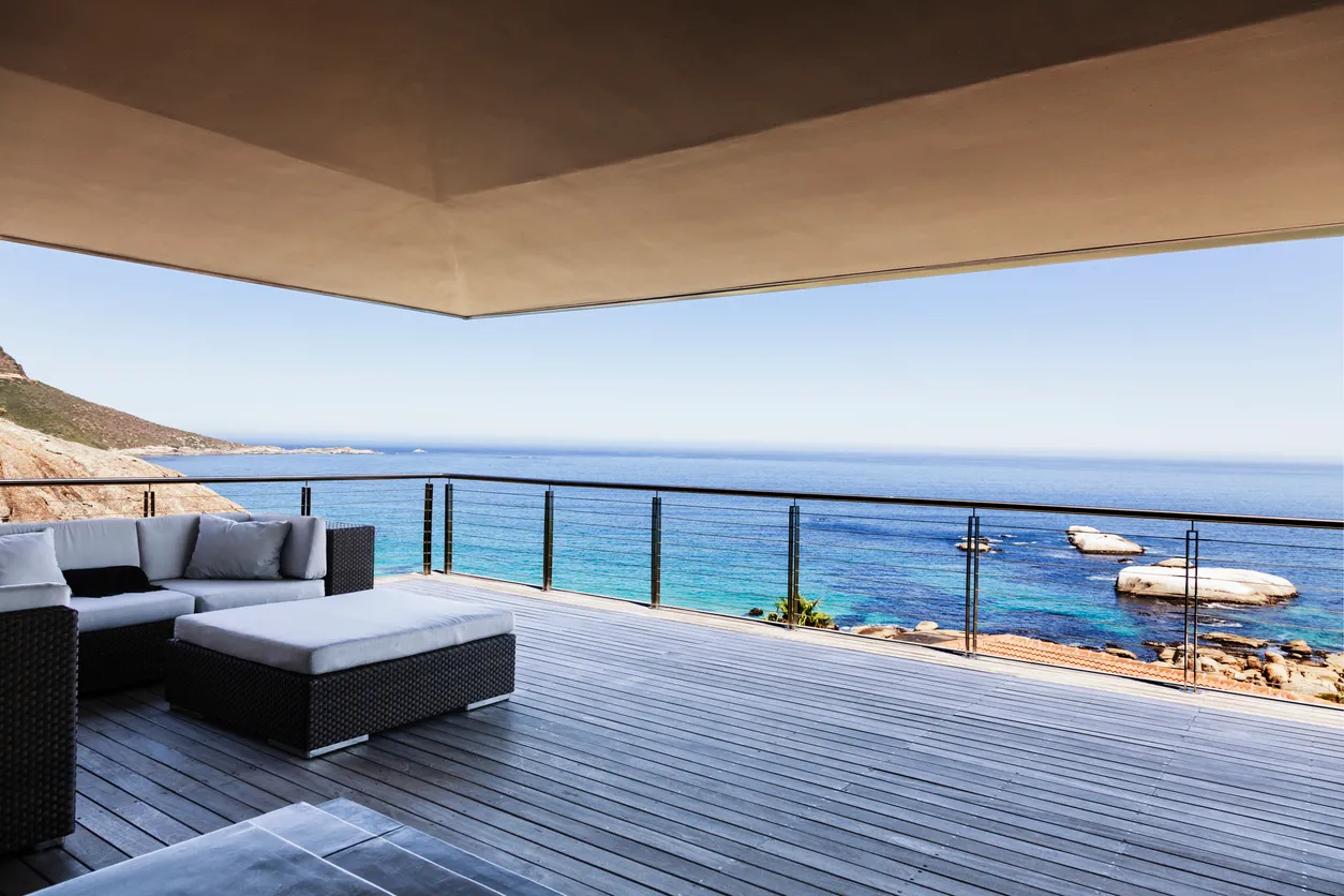 Balcón con vista al mar de un departamento de lujo