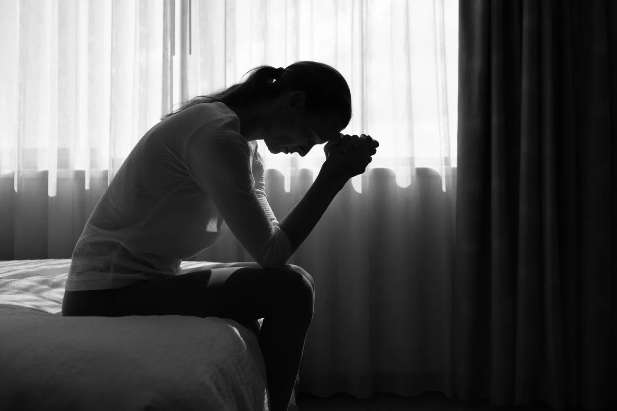 Mujer joven que lucha contra la depresión, noches de insomnio