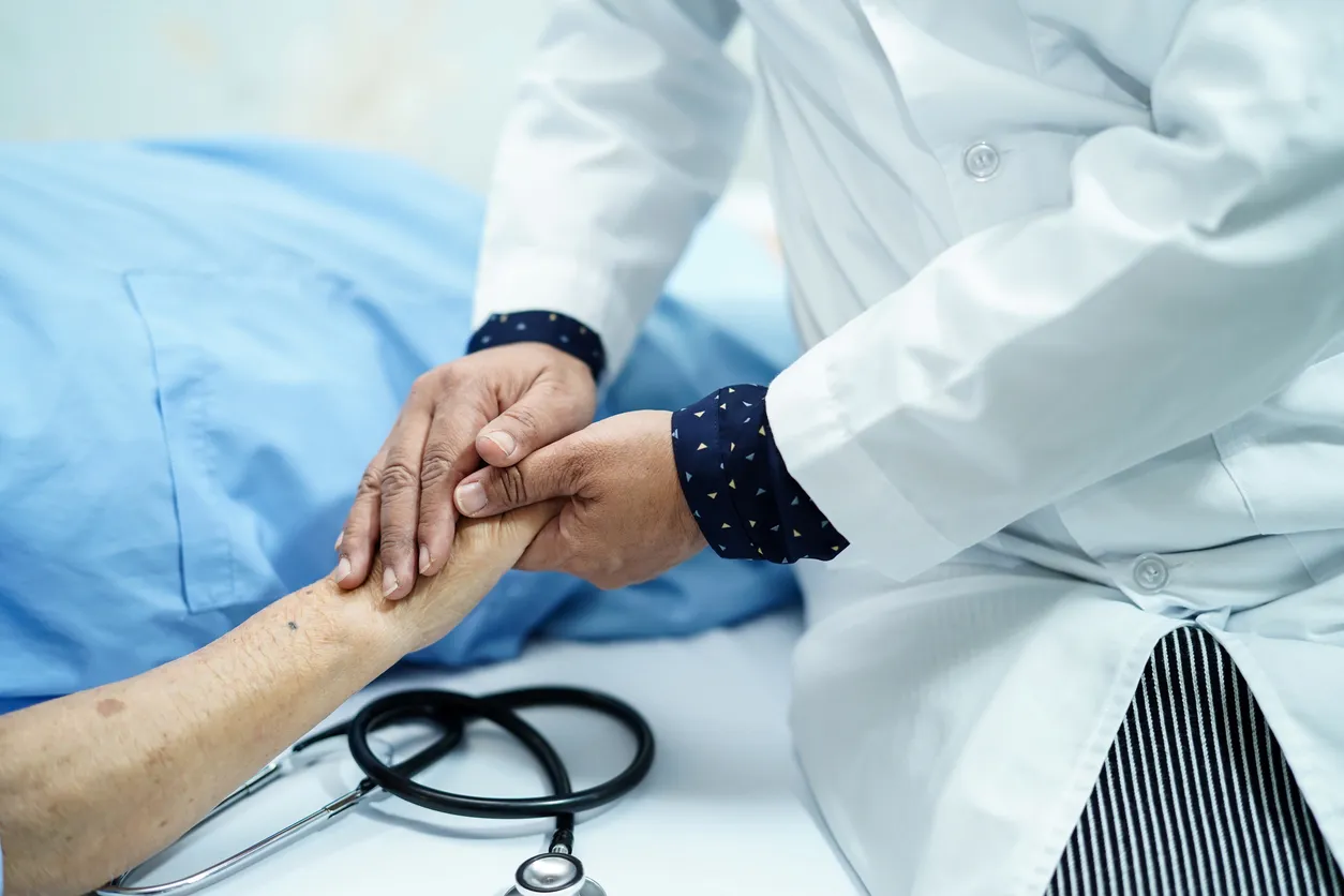 Sosteniendo manos tocadas asiática sordeciente o anciana anciana paciente con amor