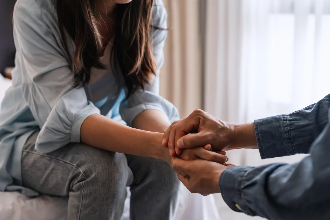 Joven consolando y apoyando a una mujer triste que está en serios problemas en casa, concepto de consuelo y aliento 