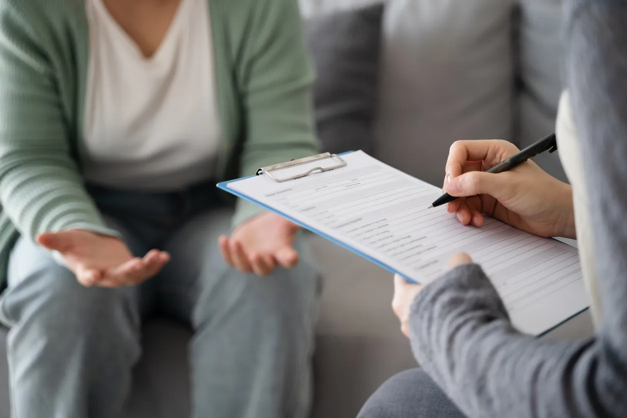 Psicólogo médico examinar y escuchar y hablar con pacientes con depresión, ansiedad 