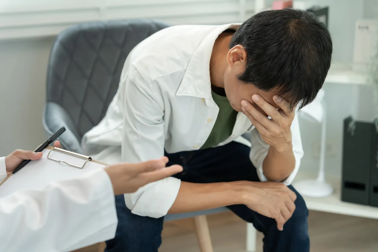 El hombre con problemas de salud mental está consultando