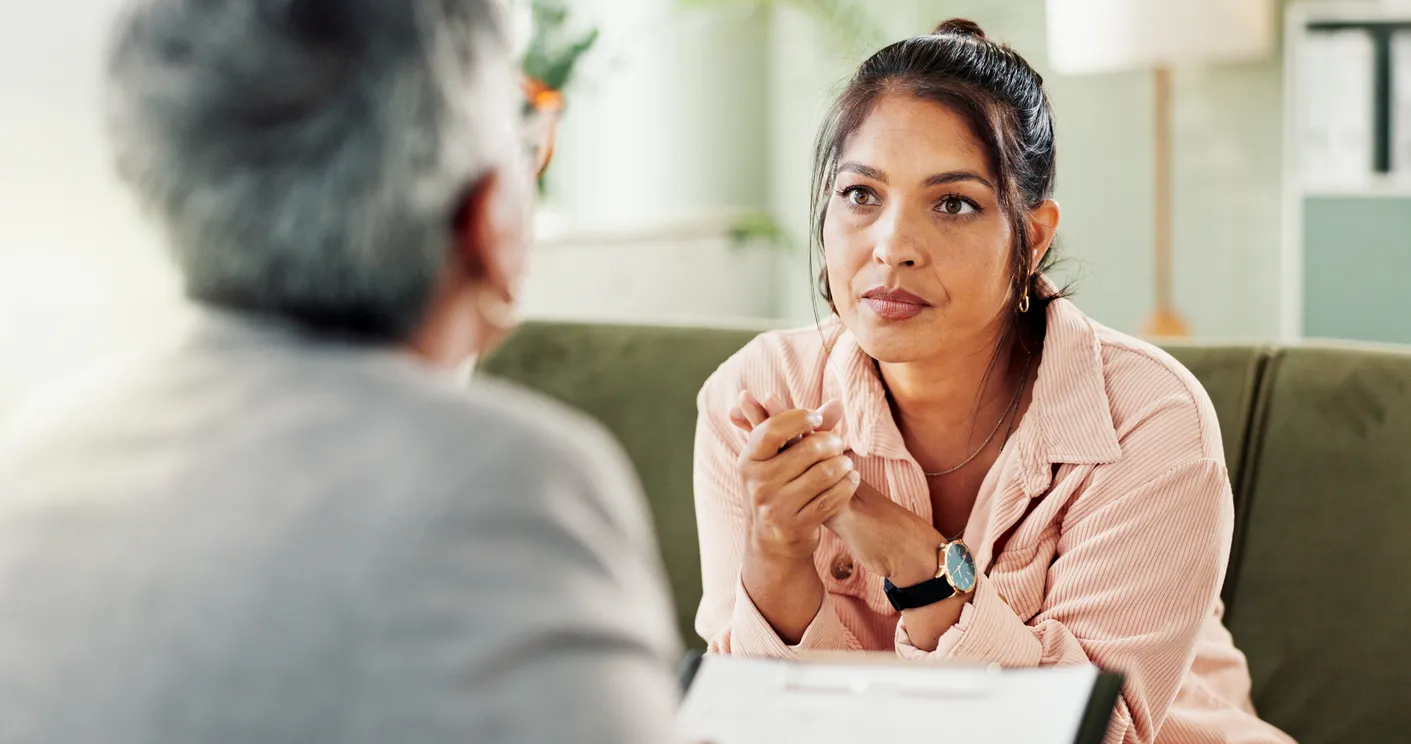 Psicóloga, terapia y mujer escuchando en consulta para obtener ayuda