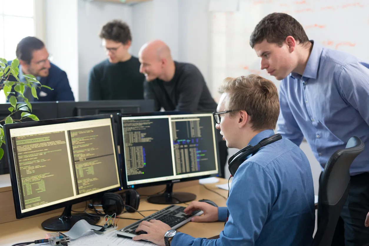 Ingenieros en software revisando el código