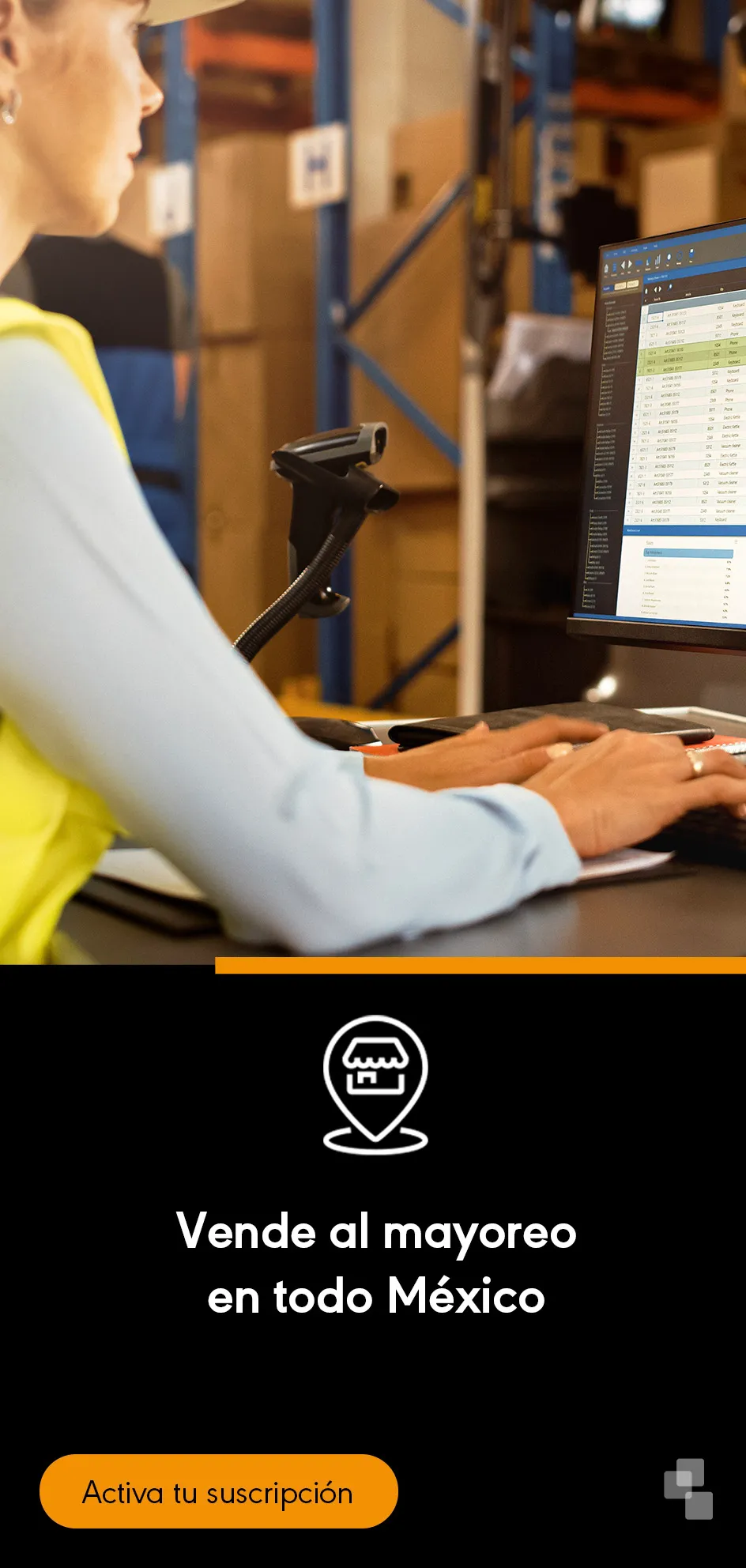 Pareja comprando muebles en tienda departamental con anuncio de marketb2b.mx / Persona frente a laptop comprando en linea