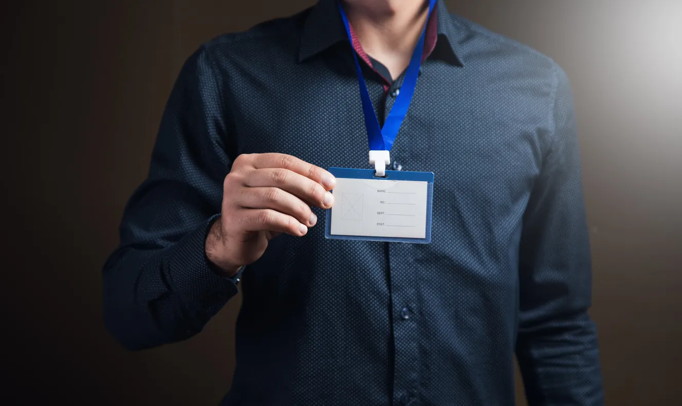 Hombre con etiqueta de identificación