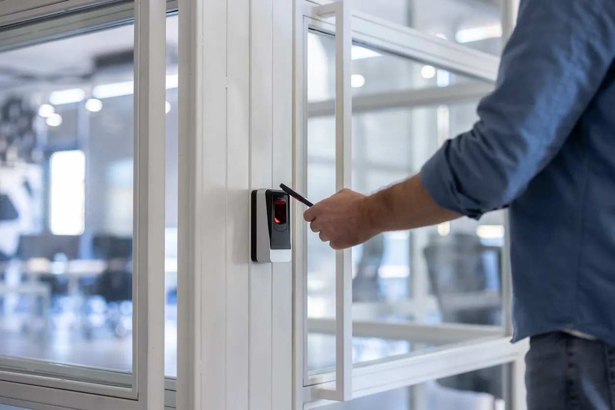 Persona que utiliza tarjeta de seguridad para el sistema de control de acceso 