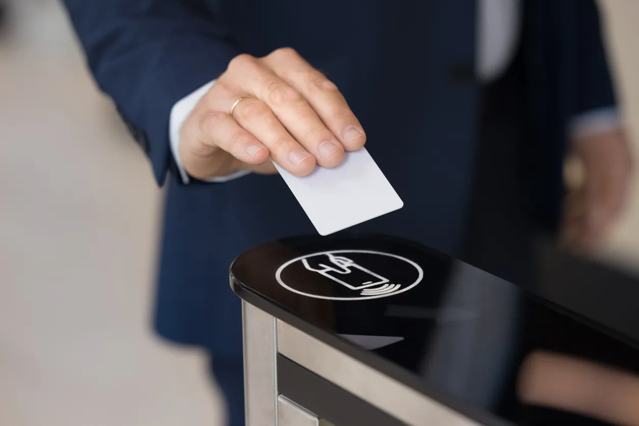 Hombre de negocios sosteniendo la tarjeta electrónica en el teclado de control del sensor 