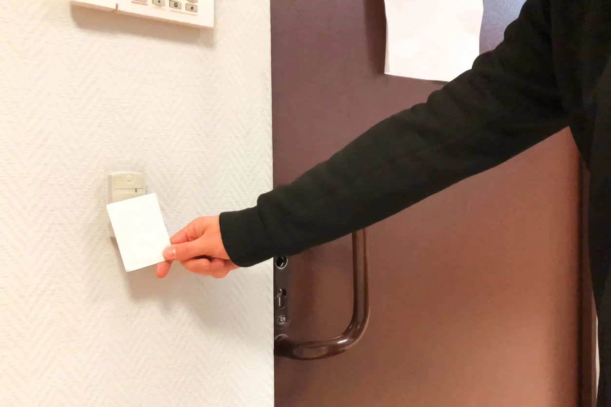 Hombre de negocios sosteniendo la tarjeta electrónica en el teclado de control del sensor