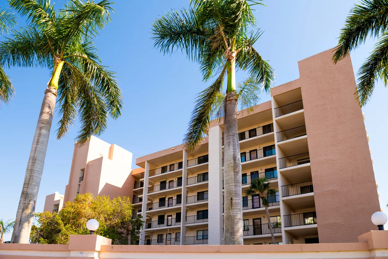 Florida golfo de la costa de México con lujo costoso condominio condominio edificio con palmeras en verano soleado 