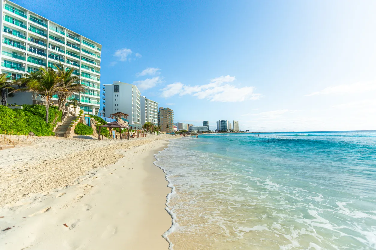 Playa Chacmool en la Zona Hotelera de Cancún con Torre de Salvavidas y Mar Caribe Turquesa