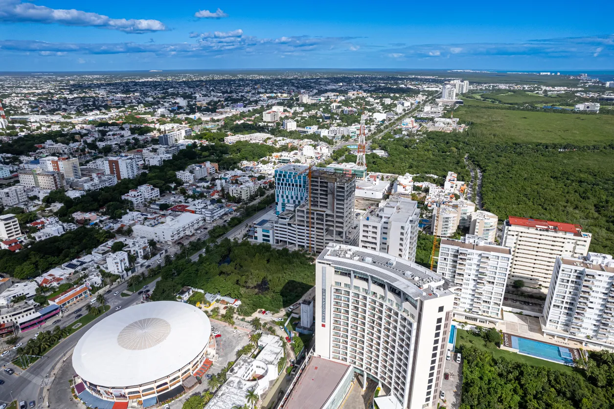 Vista aérea con dron del centro de la ciudad de Cancún, cerca de la laguna Nichupté y la zona hotelera