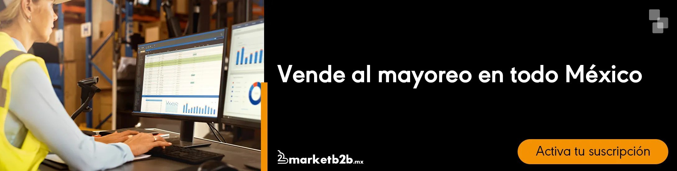 Mujer con chaleco de seguridad y sentada frente a pantalla de PC en un gran almacén de un emrpresa de ventas en linea