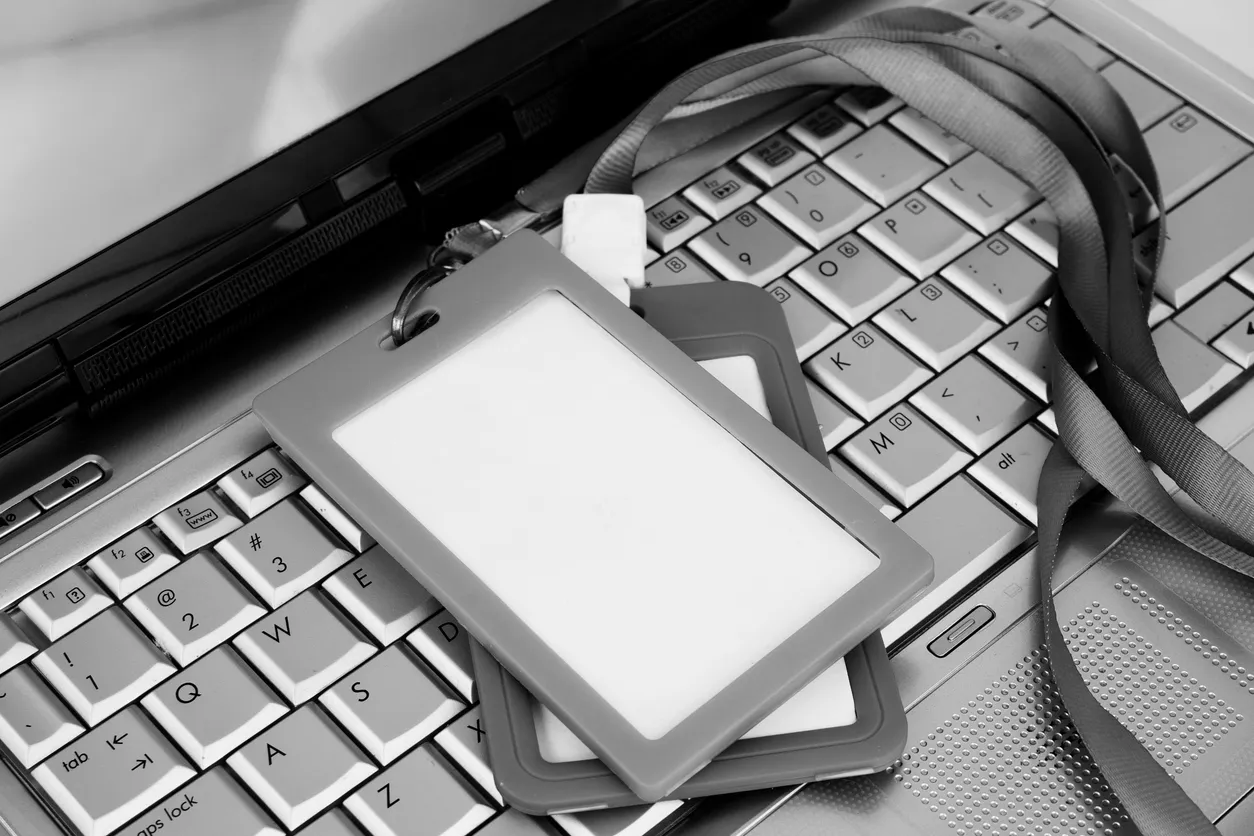 Dos insignias en blanco en el teclado de la computadora se cierran.