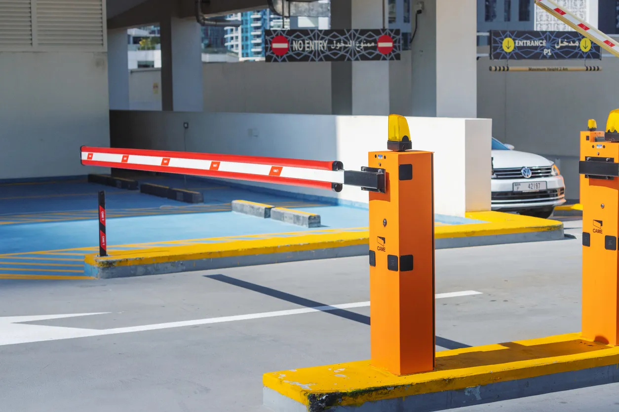 Sistema de control de acceso que regula la barrera automática de entrada para coches al aparcamiento de la ciudad 