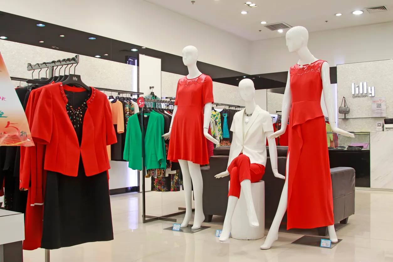 Tienda de ropa de mujer en exhibción en una amplia sala 