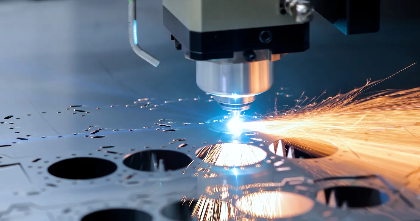 Fresadora Cnc. Procesamiento y corte por láser para metal en la industria. 