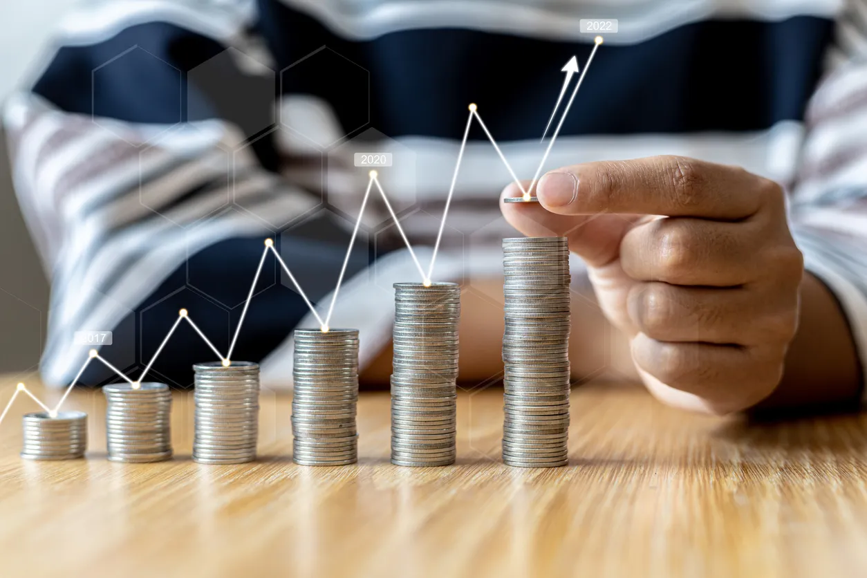  Colocar monedas en una fila de bajo a alto es comparable a ahorrar dinero para crecer más. Muestra el crecimiento del ahorro