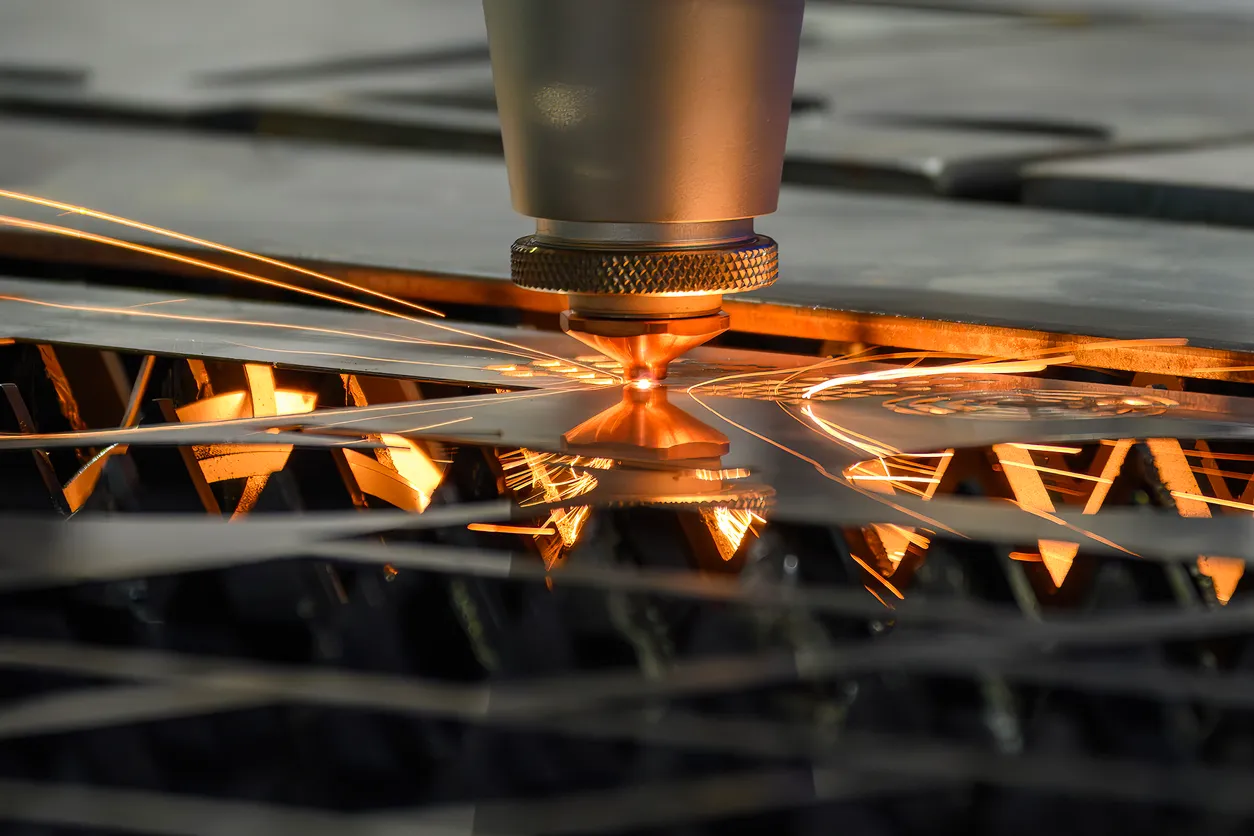 Escena de cerca: la máquina de corte por láser de fibra cortó el control de la placa de metal mediante el programa CNC