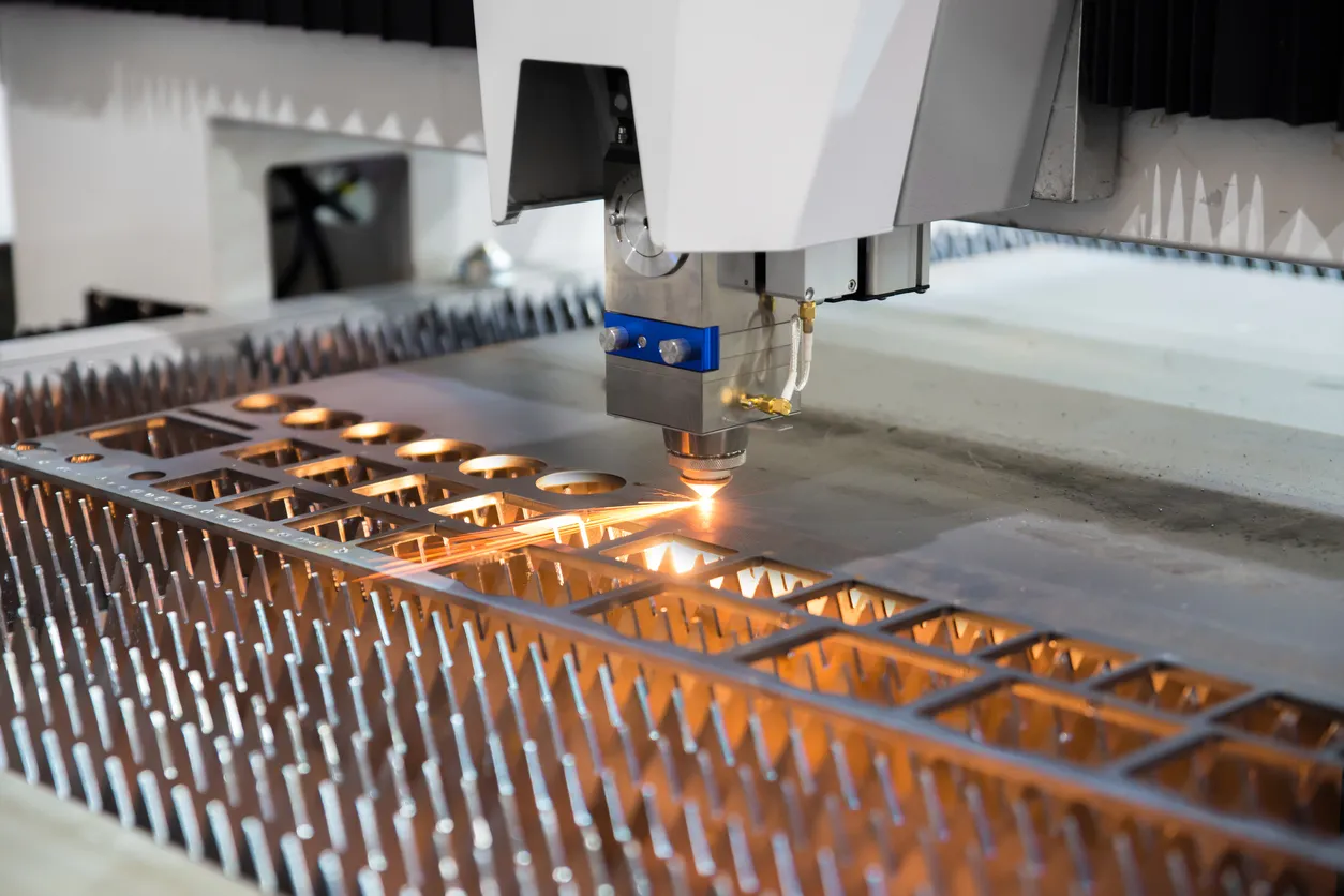Chapa metálica de corte de gas CNC de alta precisión que funciona en la fábrica de la industria. 