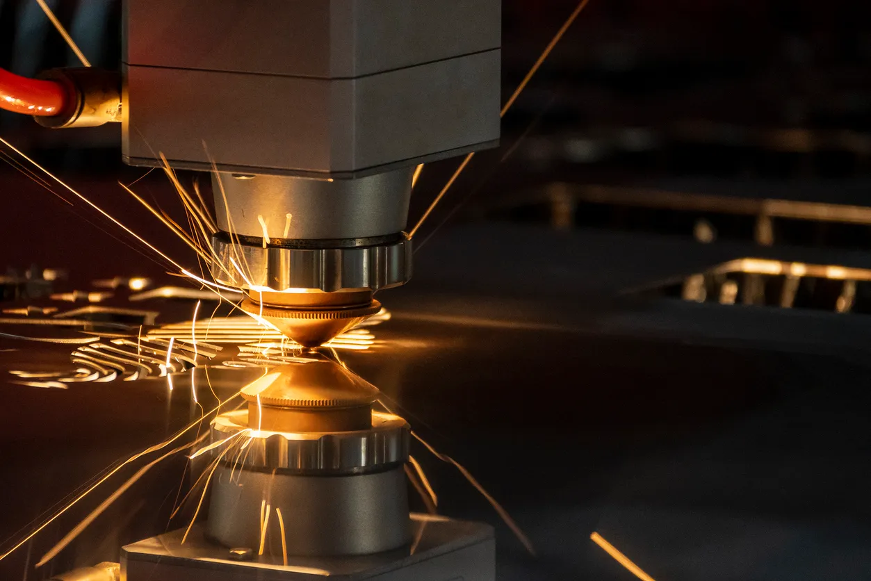 La máquina de corte por láser de fibra cortó la placa de metal.