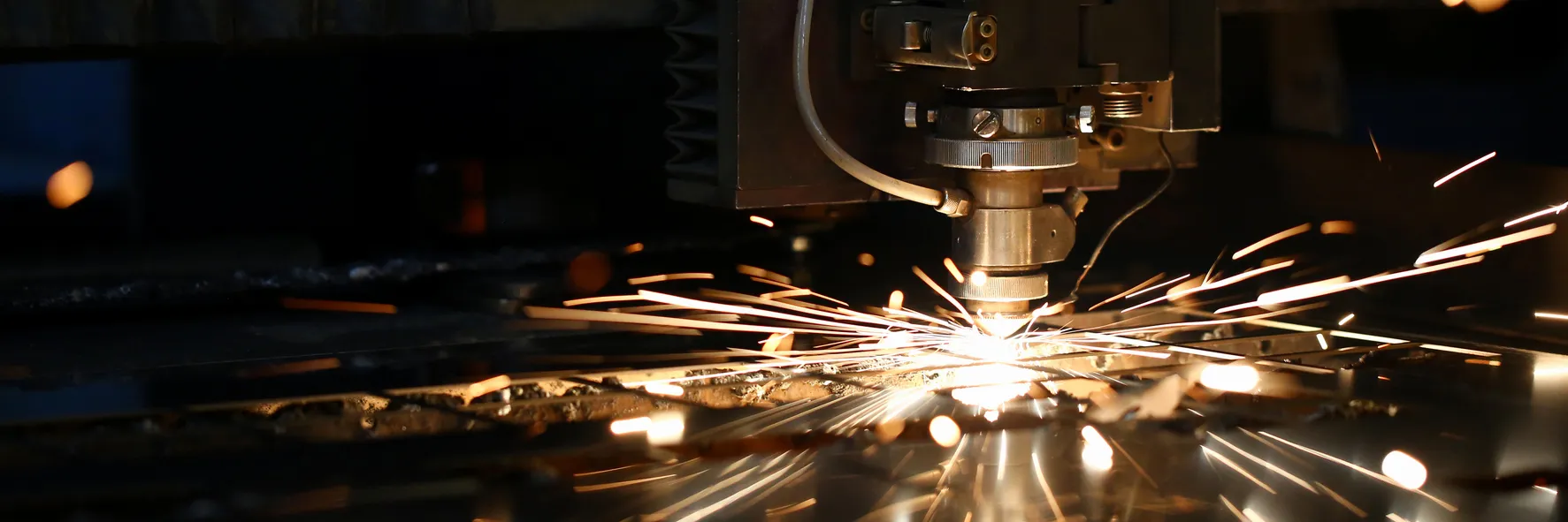 Chispas vuelan el cabezal de la máquina para el procesamiento de metal 
