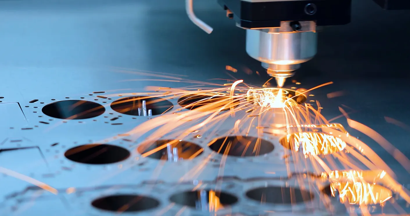 Fresadora CNC. Moderna planta metalúrgica.