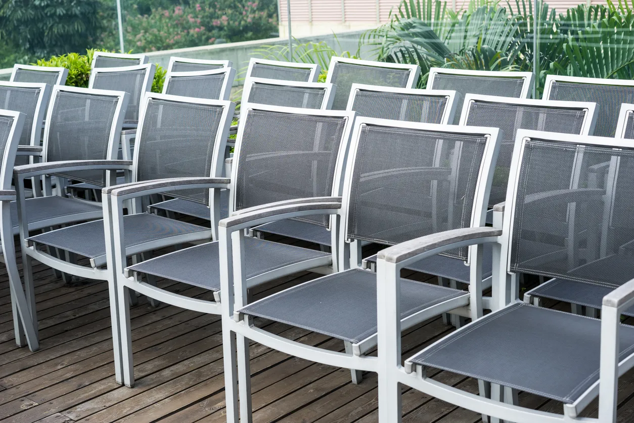 Sillas de aluminio en jardín, fabricadas en metal y nailon
