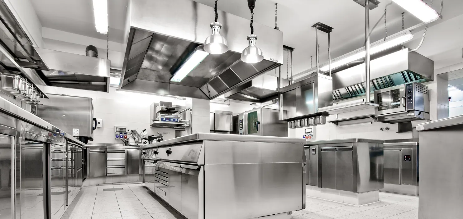 Cocina industrial de restaurante con equipo de acero inoxidable