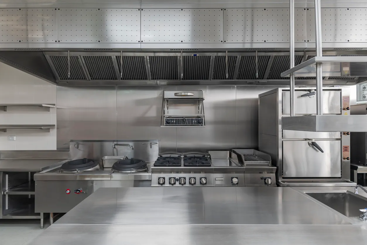 Cocina industrial moderna con equipamiento profesional 