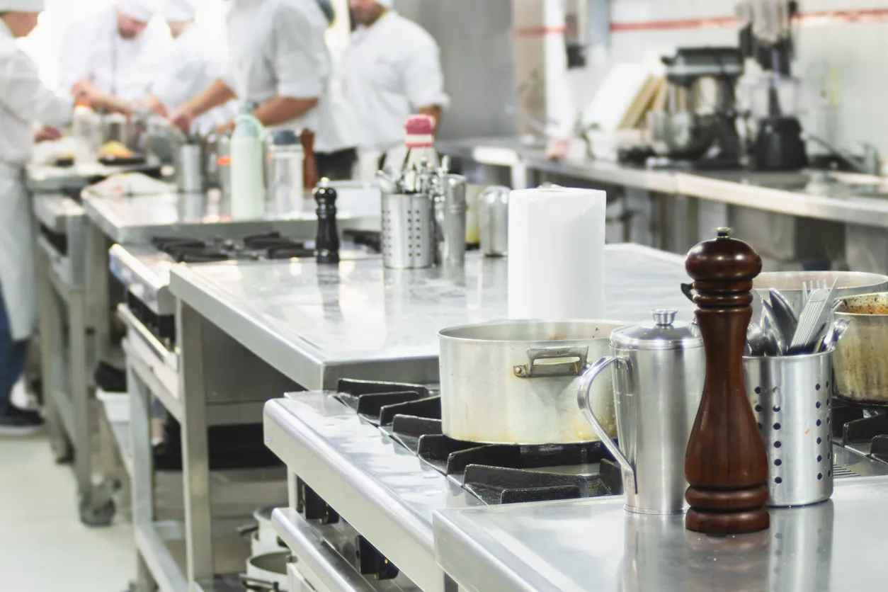 Chefs profesionales colaborando en una cocina comercial concurrida