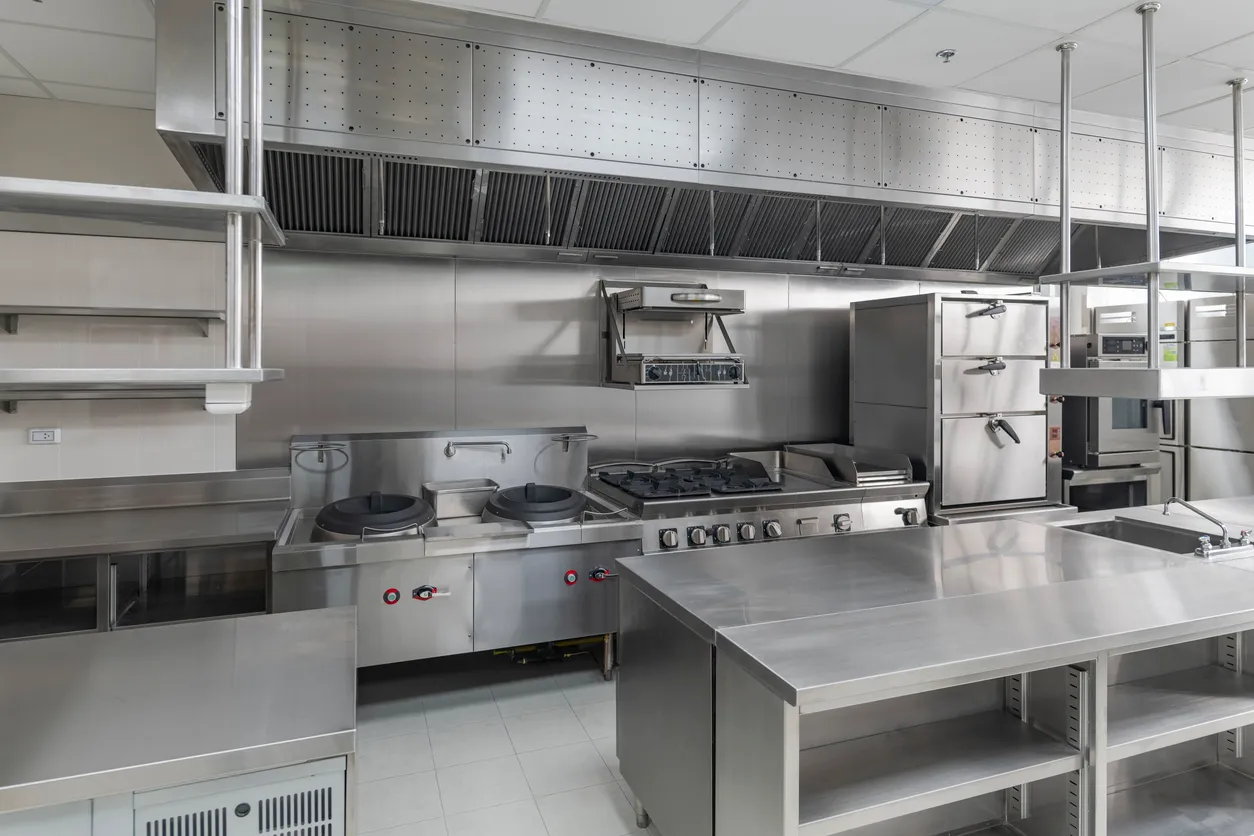 Cocina industrial moderna con equipamiento profesional 
