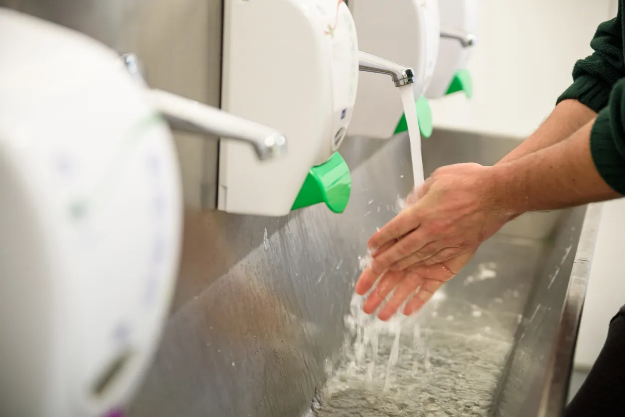 Trabajador de la fábrica lavándose las mano