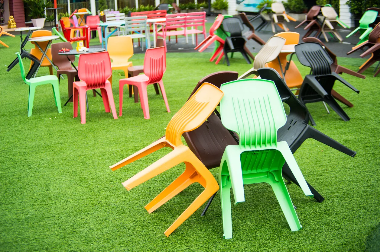 Sillas de plástico apilables para eventos, terrazas y negocios