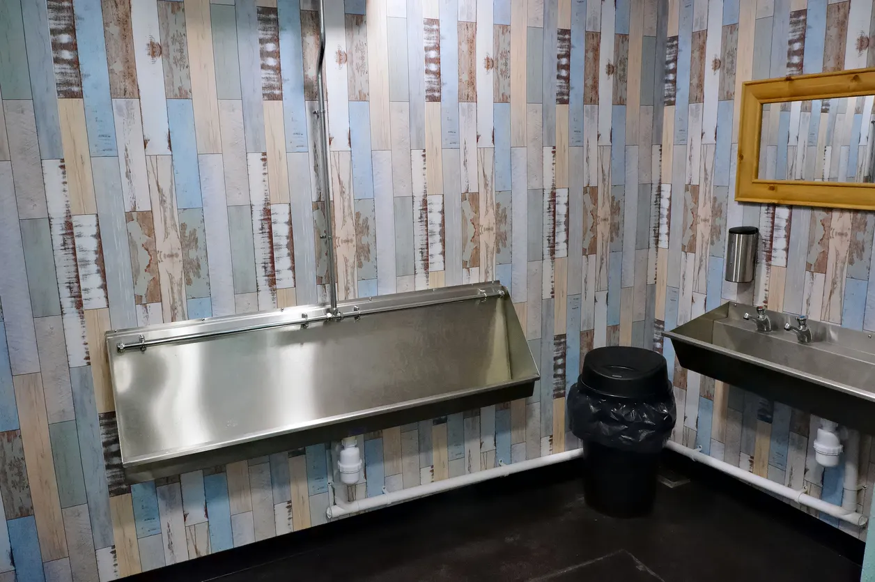 Dentro de un baño público de hombres vacío 