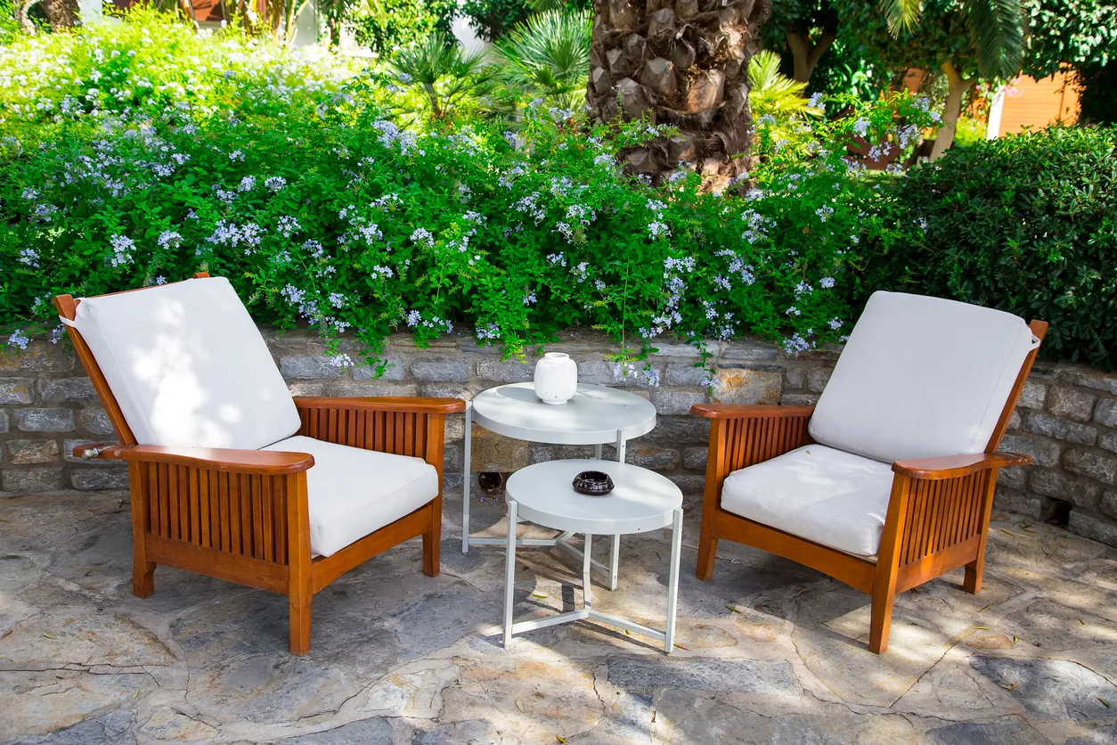 Par de modernos y cómodos sofás de jardín para el jardín de casa