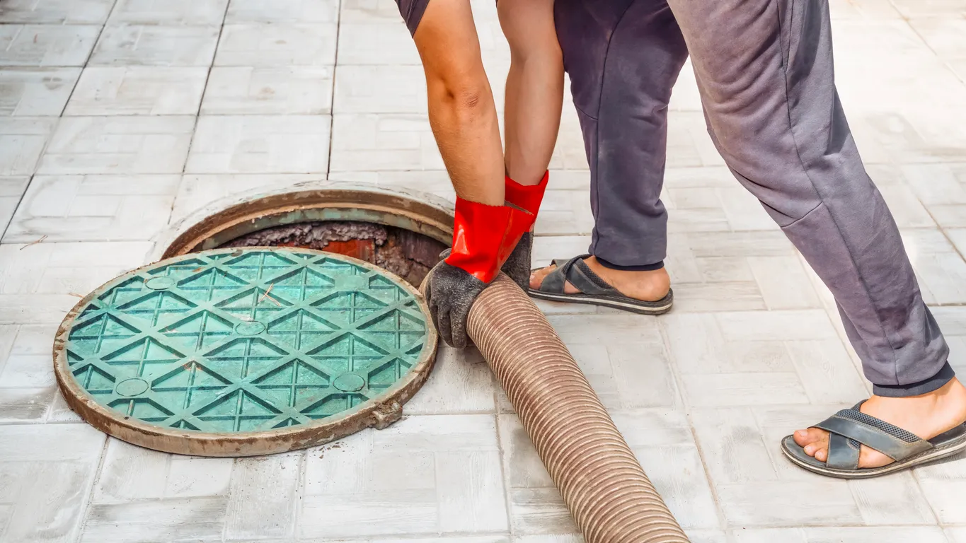Mantenimiento de sistema séptico con servicio de fosa de drenaje en zona residencial. 