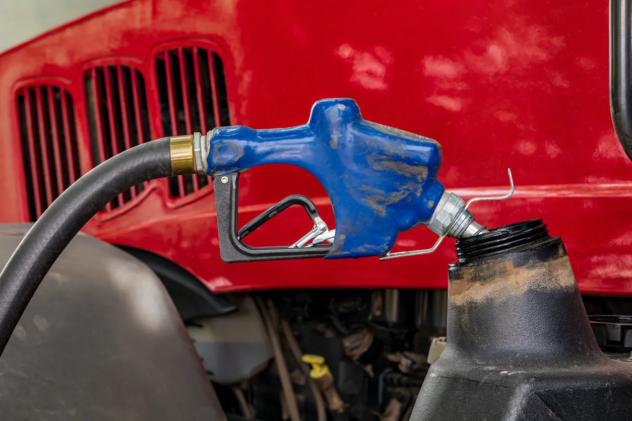 Boquilla de combustible diesel que alimenta el tractor agrícola. 