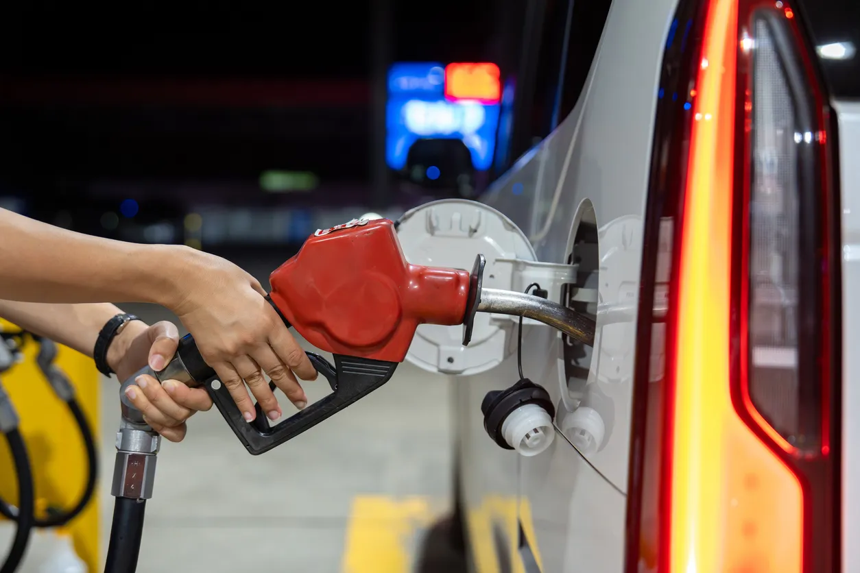 Repostar un coche en una gasolinera 
