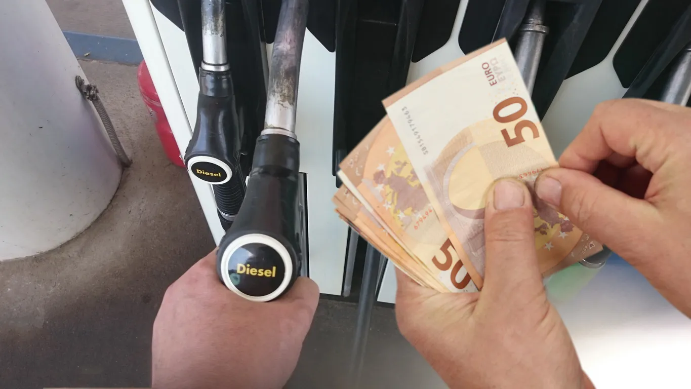 Cómo ahorrar combustible en autos y flotillas de empresa