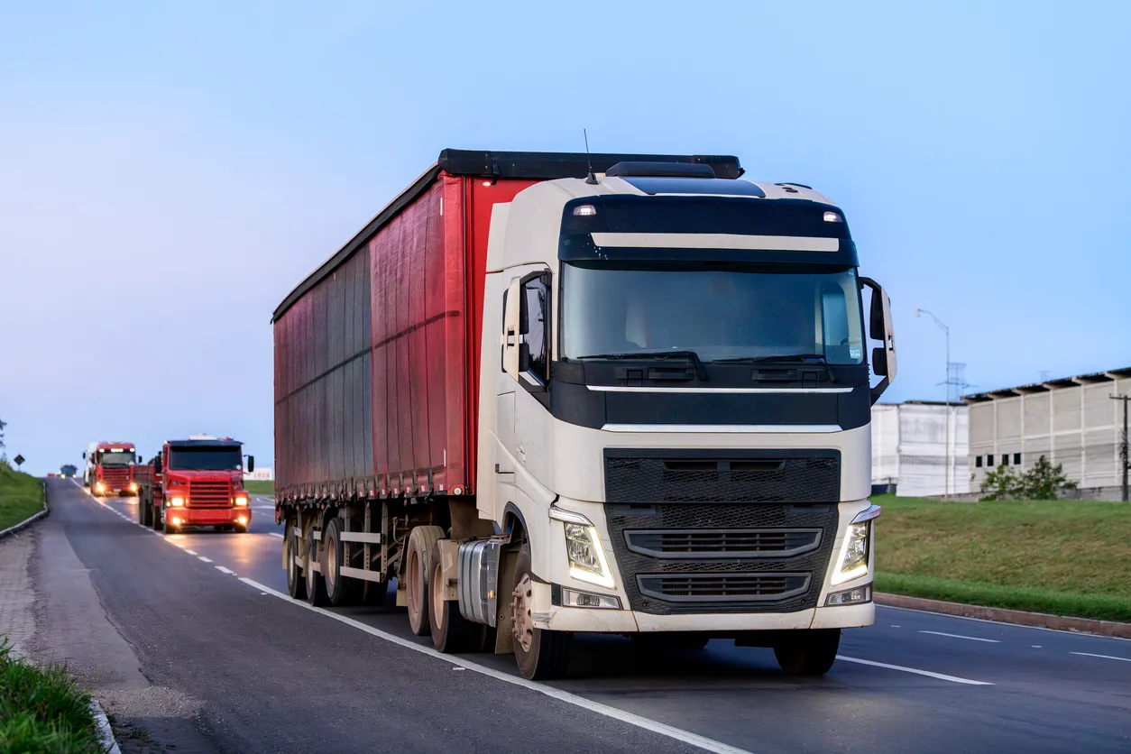 Camiones de carga modernos en logística de carretera y transporte de carga