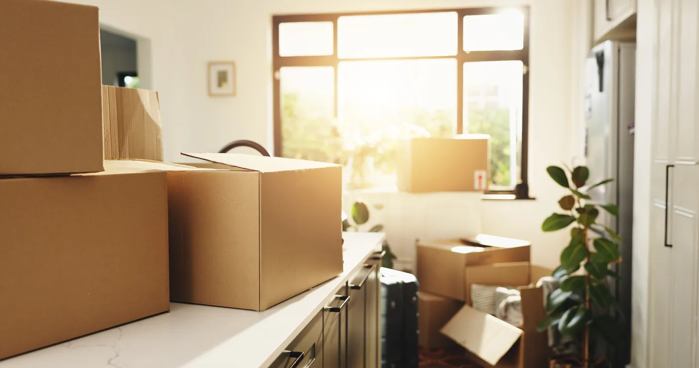 Casa vacía, y cajas con reubicación para migración de propiedad o aviso de desalojo en apartamento.