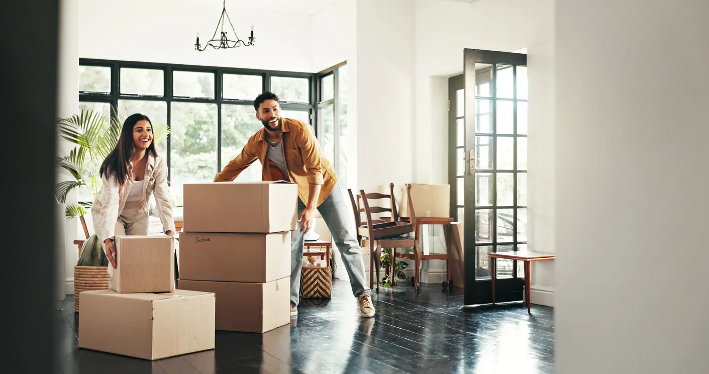 Comprador, mudanza y pareja con cajas, inmuebles y propiedad de inmueble con hipoteca y salón