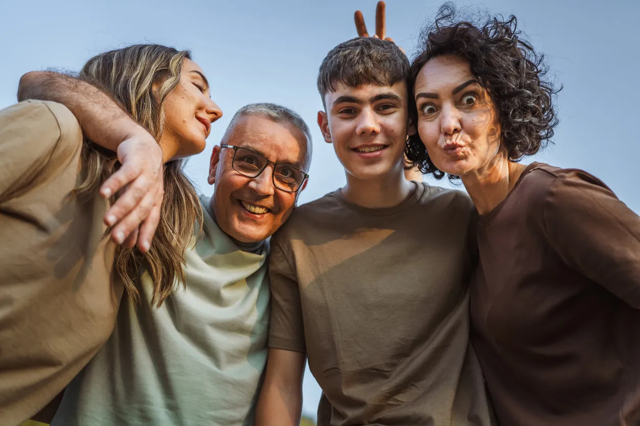 Retrato de una familia caucásica que se divierte y gesticula juntos en la naturaleza