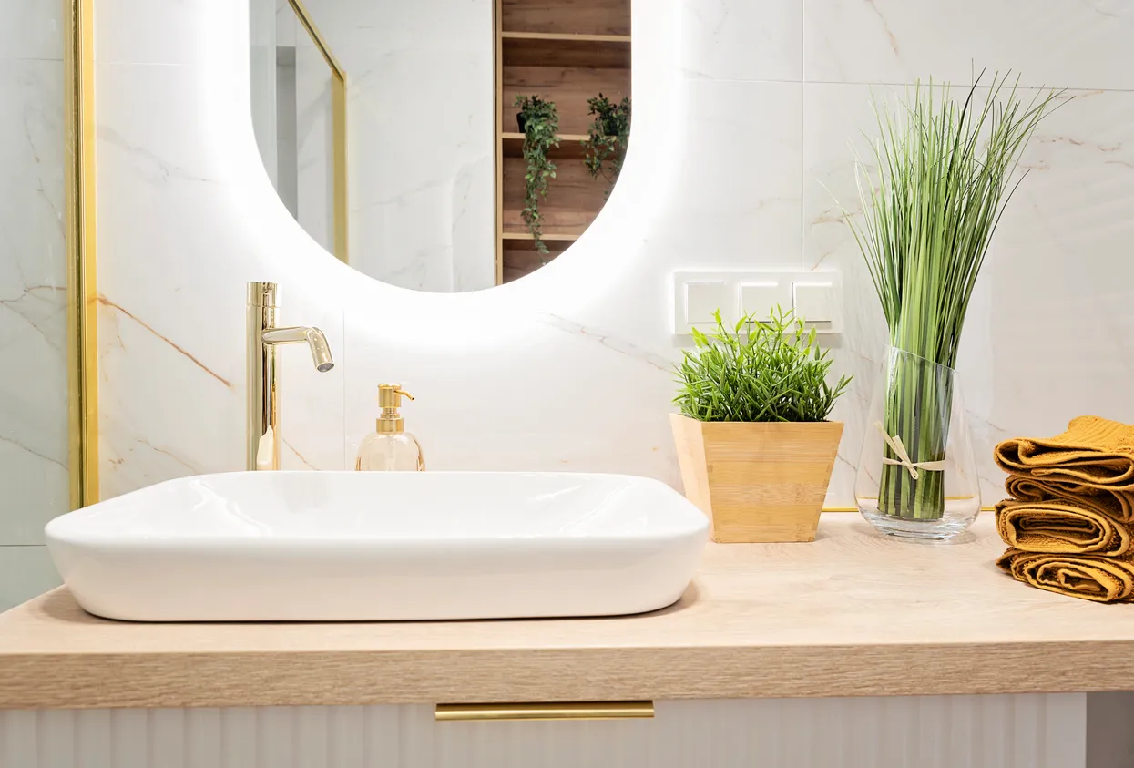 Espejo con luz led en baño con mueble con lavabo de encimera