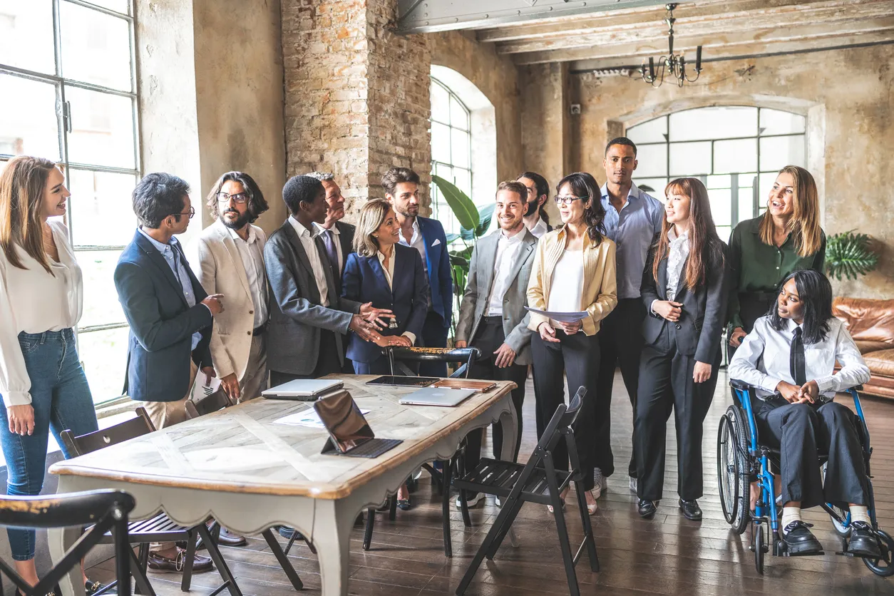 Grupo de empresariso reunidos para intercambiar ideas